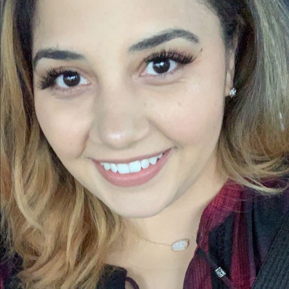 Meet your Posher, Alexis - Picture 2 of 3